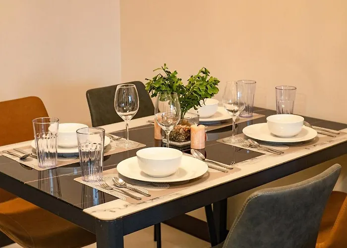 Apartment Cozy 2br In Uptown Bgc With Ps4 And Walking Distance To Malls And Restaurants *