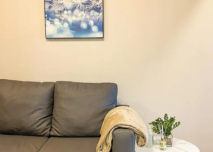 Cozy 2br In Uptown Bgc With Ps4 And Walking Distance To Malls And Restaurants *