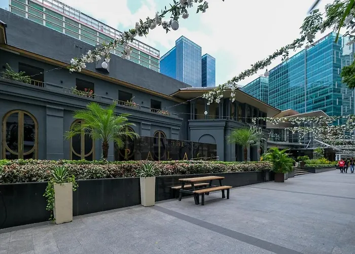 Cozy 2br In Uptown Bgc With Ps4 And Walking Distance To Malls And Restaurants *