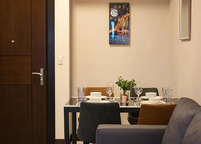 Cozy 2br In Uptown Bgc With Ps4 And Walking Distance To Malls And Restaurants *